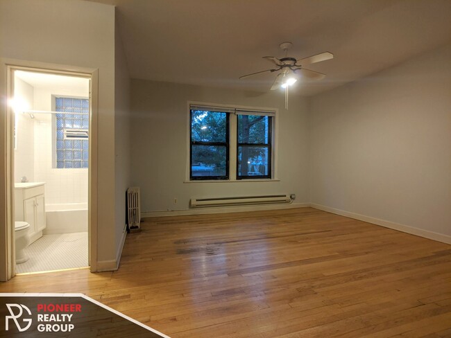 Building Photo - 1110 W Wolfram St