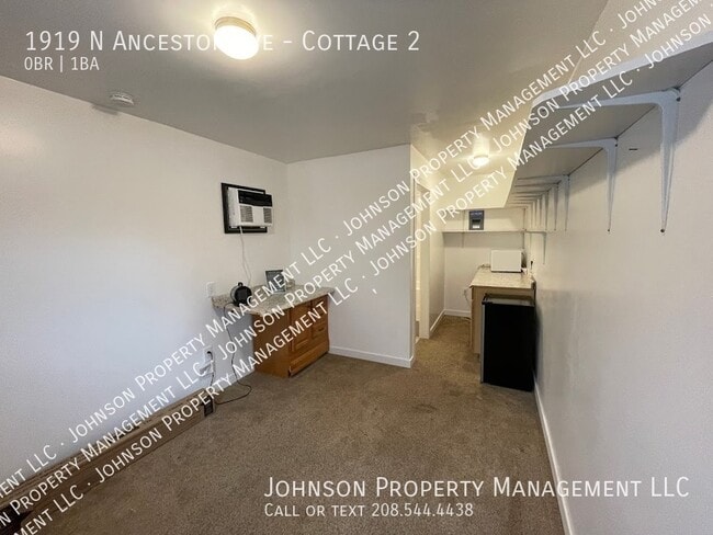 Building Photo - Cozy studio cottage, off Fairview, priced ...