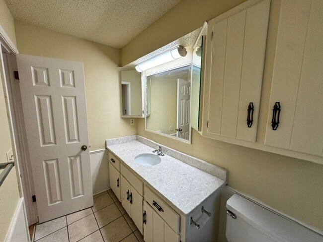 Building Photo - Beautifully updated, 3 bed 2 bath home in Moore, ready for move in! New granite, paint and fixtures!