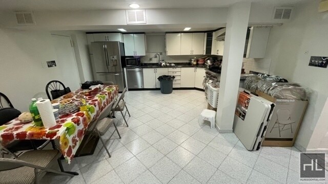 Foto del edificio - NEWLY RENOVATED BEAUITFUL  2 BEDROOMS SEMI...