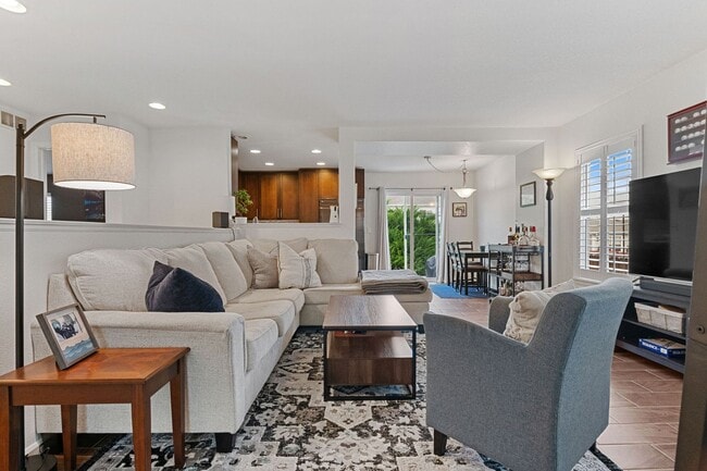 Foto del edificio - Updated 3bed/3bath with Finished Basement