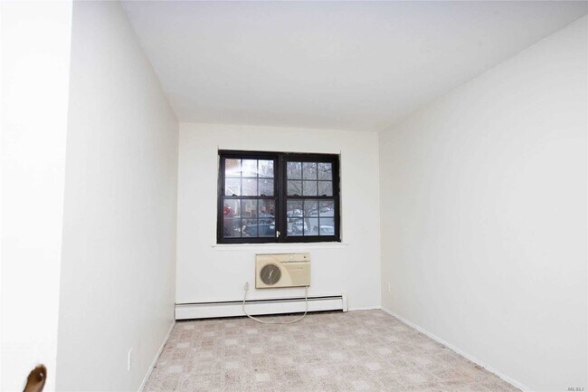 Building Photo - 68-23 Douglaston Pkwy