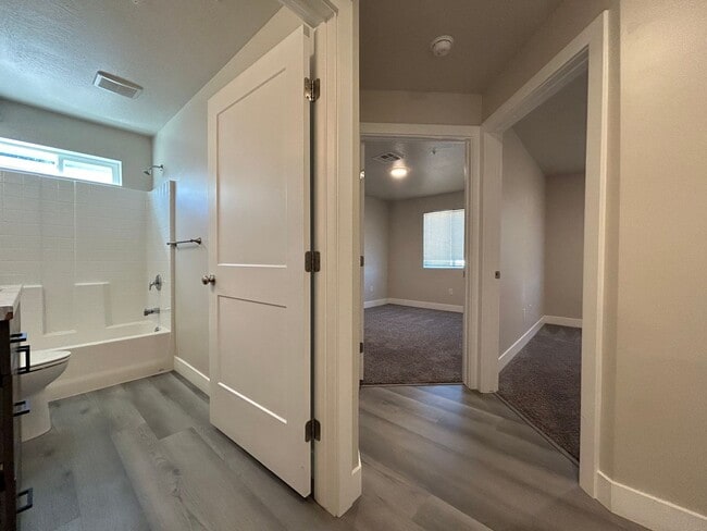 Foto del edificio - Price reduced!! Fresh and Clean!! 3 bed 2 bath!!