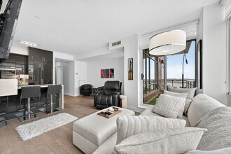Building Photo - 500 Queens Quay W