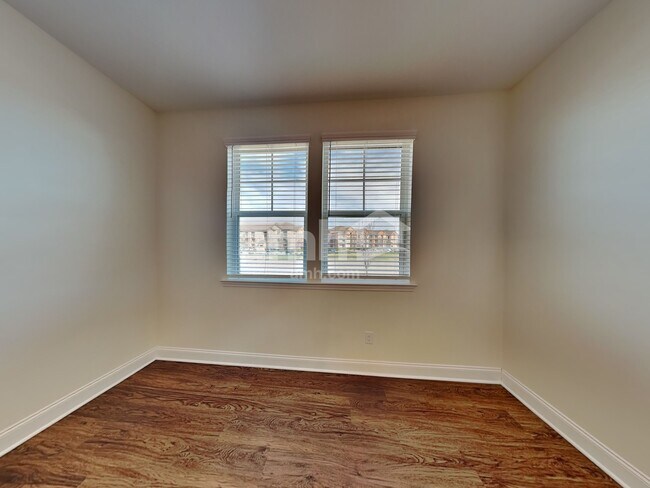 Foto del edificio - 5125 Jack Byrnes Dr