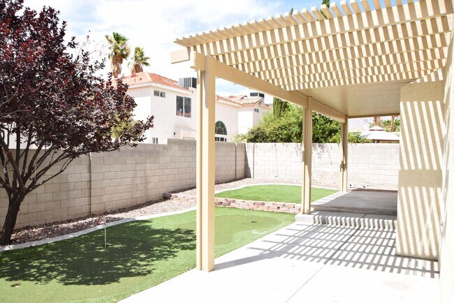 Foto del edificio - 8765 Country Pines Ave