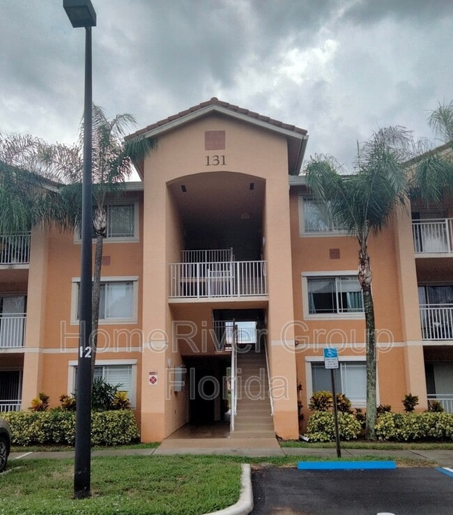 Building Photo - 131 SW Palm Dr