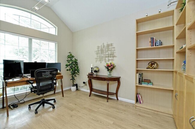 Building Photo - 2012 Wood Glen Dr