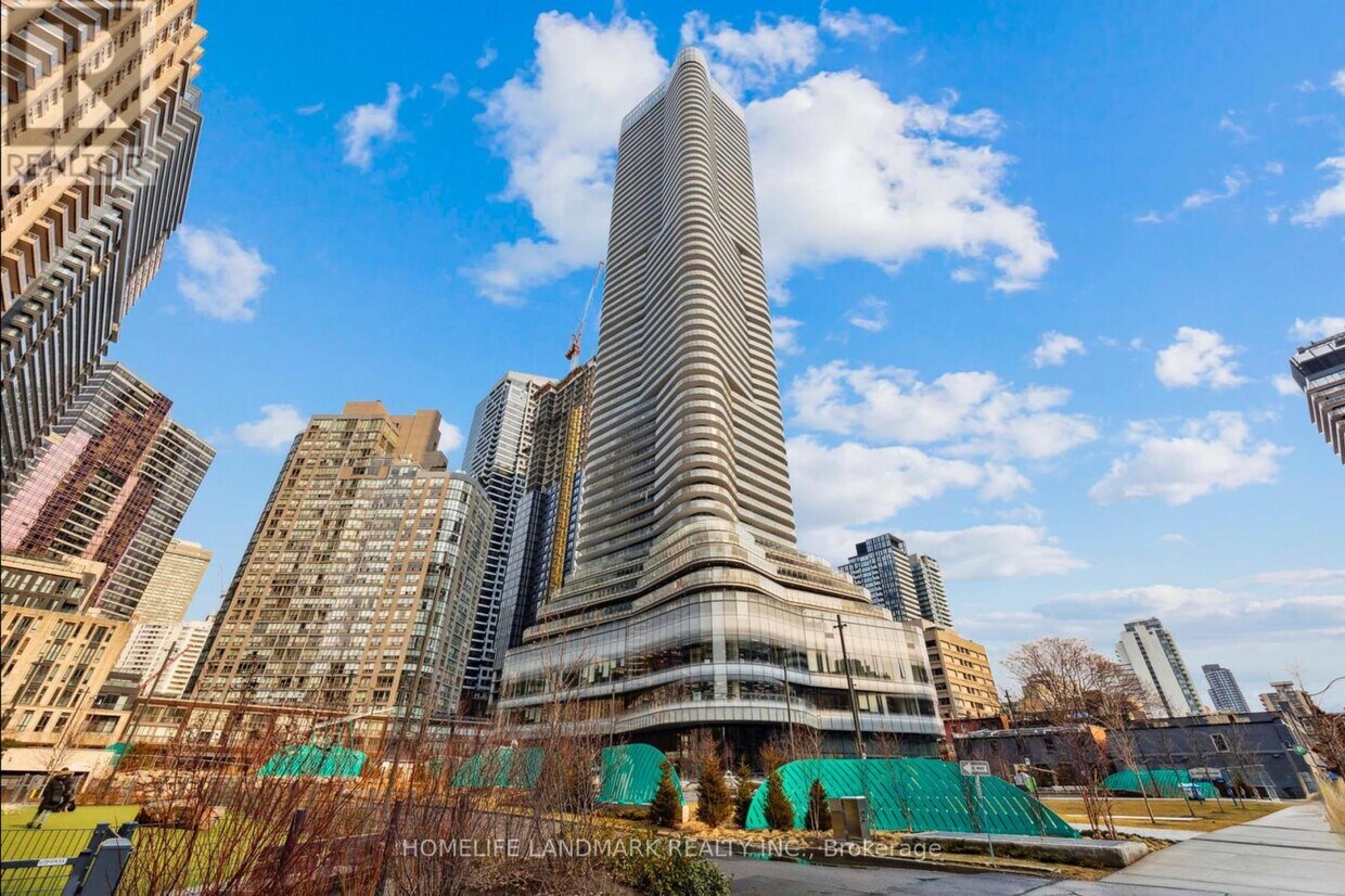 Photo principale - 11-1711 Wellesley St W
