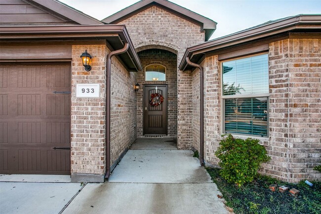 Foto del edificio - 4 bedroom, 2 bathroom home with a covered ...