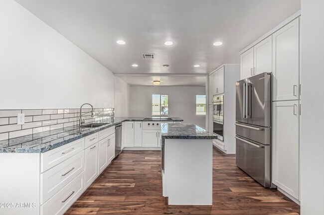 Foto del edificio - 8315 E Vernon Ave