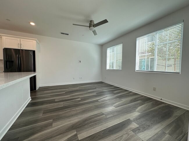 Building Photo - Gorgeous 3 Bedroom 2.5 Bathrooms