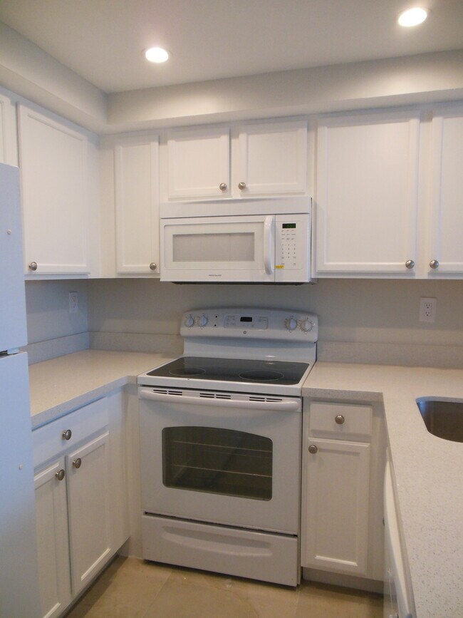 Building Photo - ONE BEDROOM ONE BATHROOM!! Waterfront Comm...