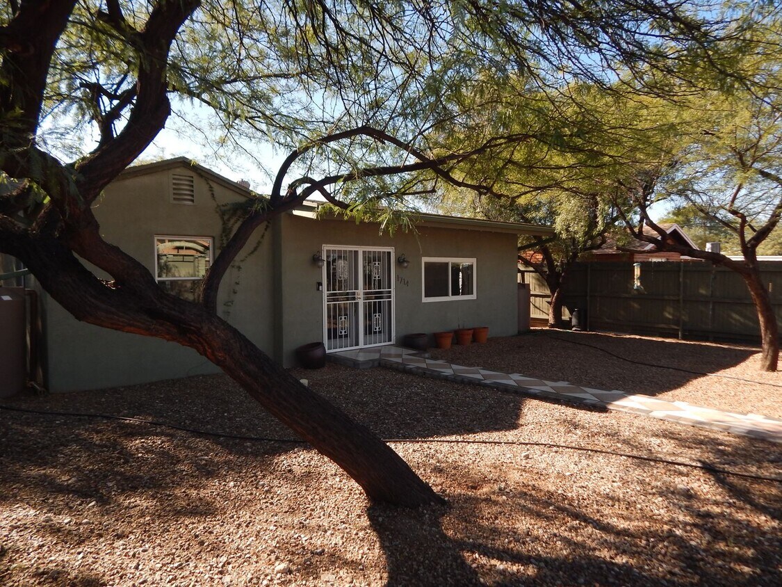 Foto principal - 3 Bedrooms - 2 Baths in Central Tucson