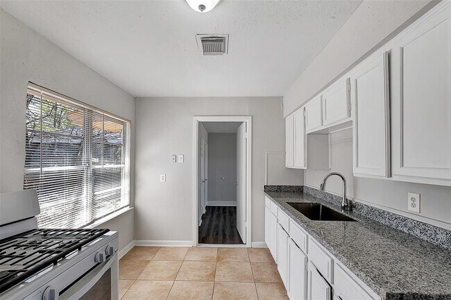 Building Photo - 5654 Belcrest St