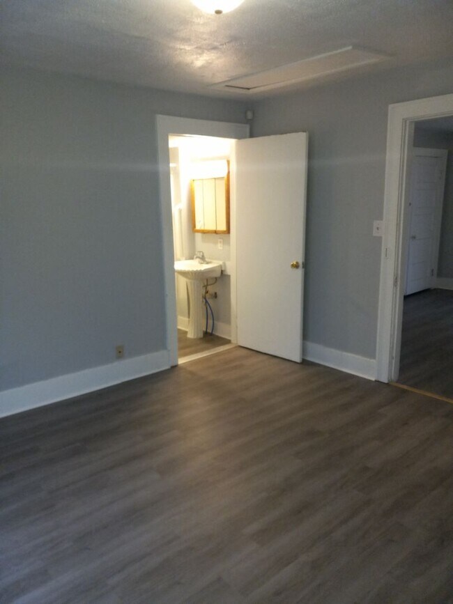 Building Photo - Knoxville 37917 - 1 bedroom, 1 bath home -...