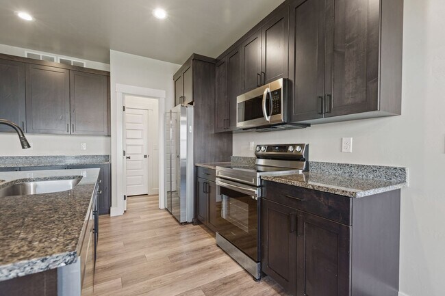 Building Photo - AMMON 3 BED 2 BATH TOWNHOME WITH 2 STALL G...