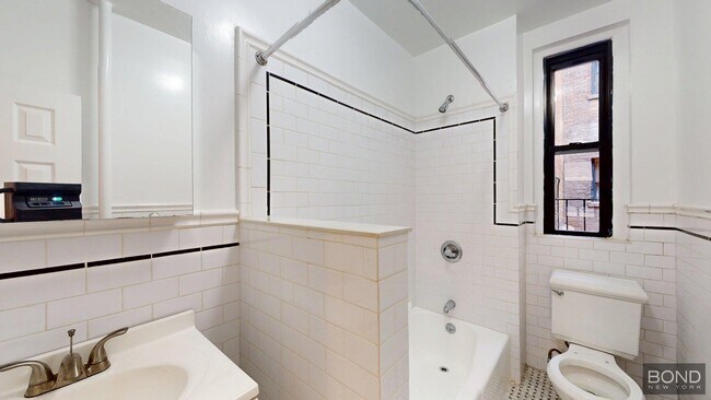 Foto del edificio - 218 W 10th St