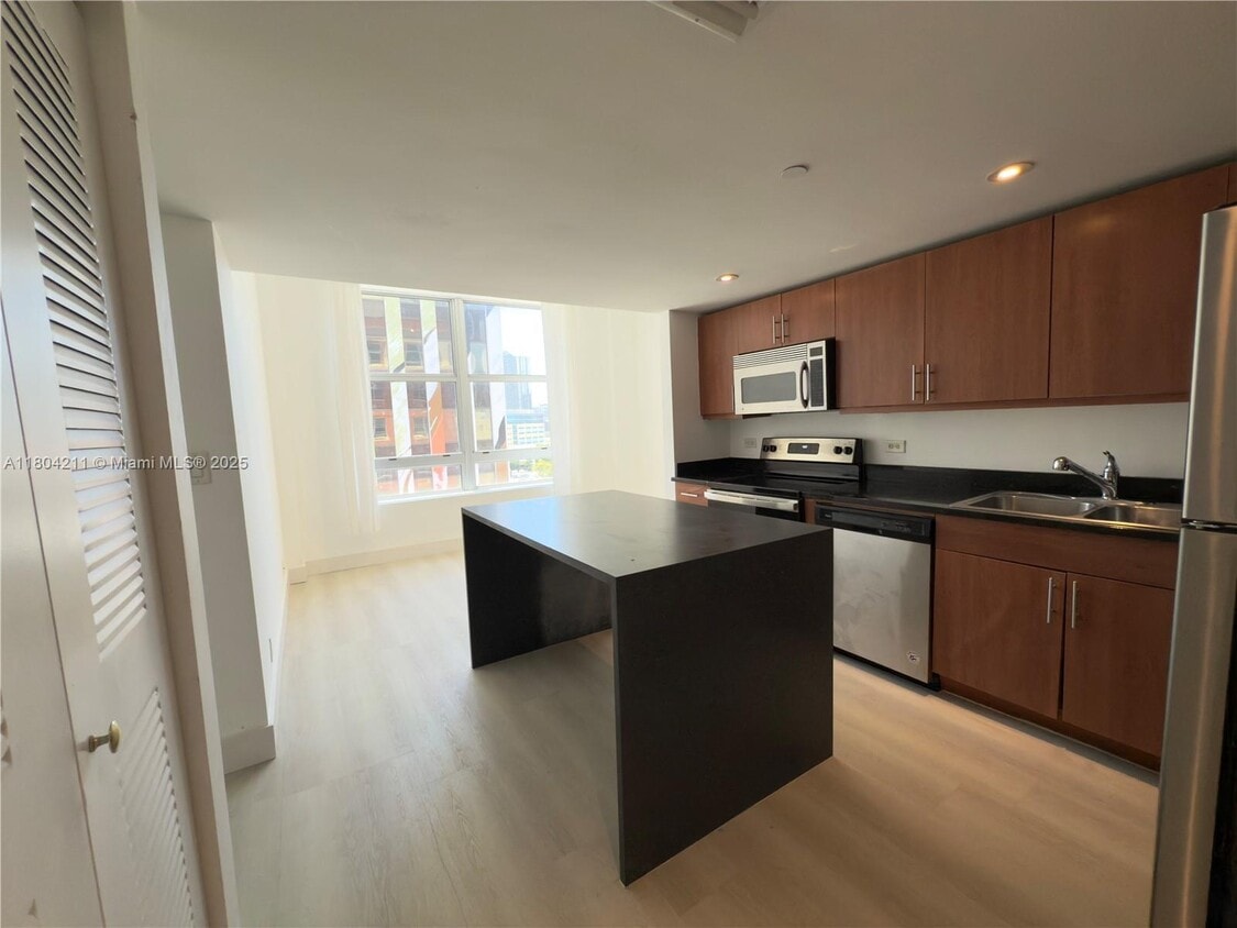 Primary Photo - 111 E Flagler St