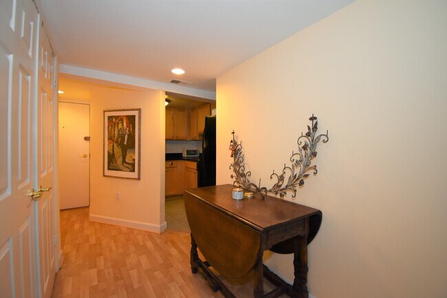 Building Photo - Amazing Junior One Bedroom in the Heart of...