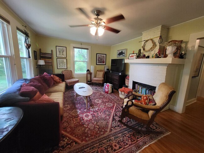 Foto del edificio - Charming Home in Crawford, Available August