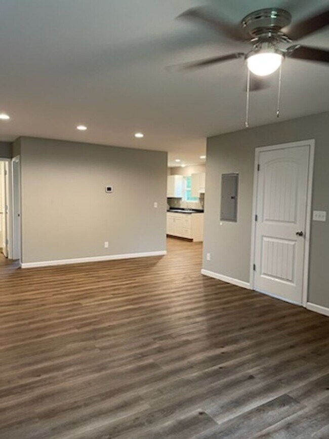 Foto del edificio - 3 bed 2 bath 1 Car Garage -Available Now!!