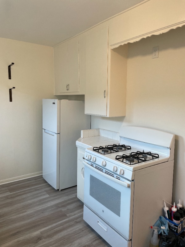 Building Photo - 1301 N Buena Vista St