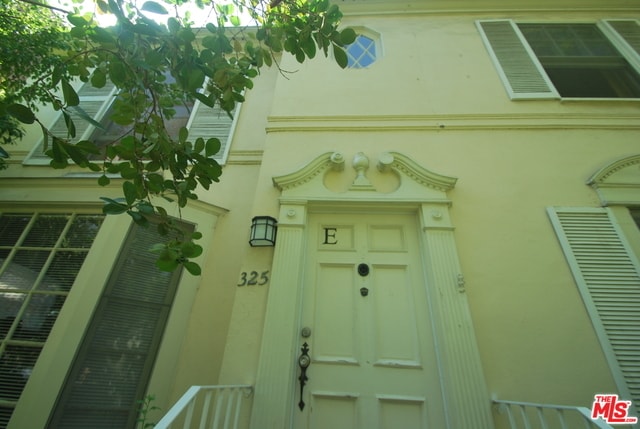 Building Photo - 325 N Palm Dr