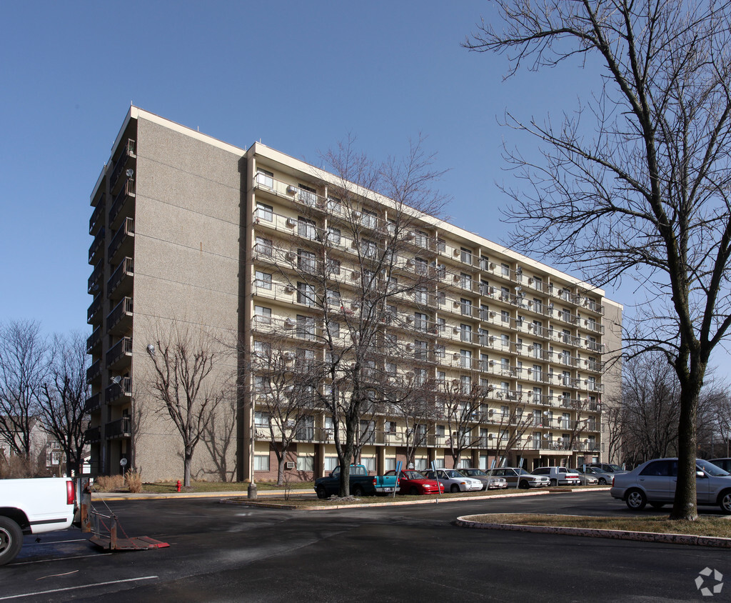 Foto principal - The Towers at Crooked Creek Senior Housing