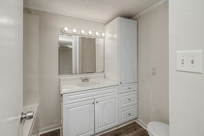 Foto del edificio - Classic 4-Bedroom Home with Spacious Backyard in Greensboro!