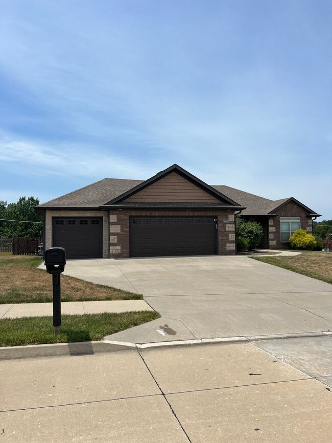 Building Photo - 3 bedroom, 2 bathroom, 2 car garage, single family home located on the south of town