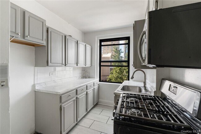Building Photo - 240 Martine Ave