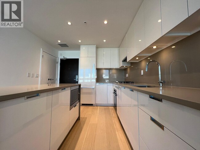 Building Photo - 6328 Cambie St.