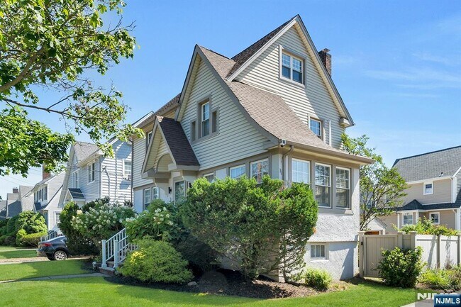 Building Photo - 332 Demarest Ave