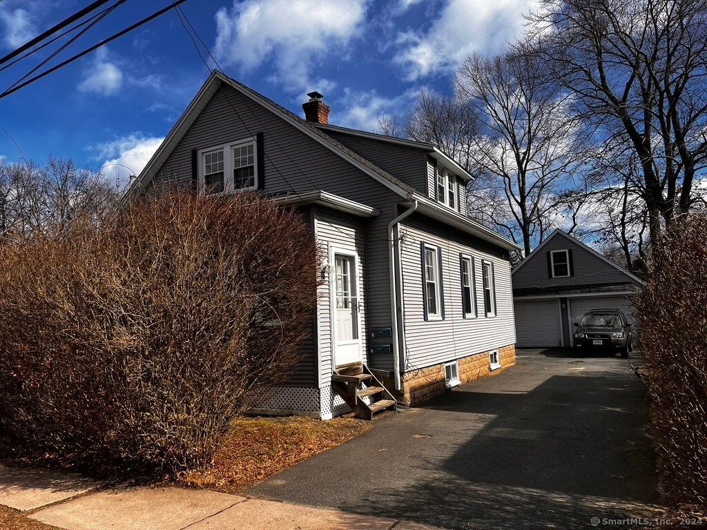 6 Woodland St, Plainville, CT 06062 Room for Rent in Plainville, CT