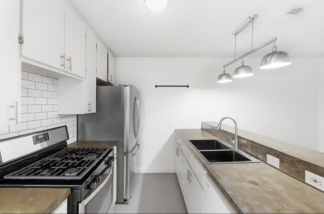 Building Photo - 3408 Dolphin Dr