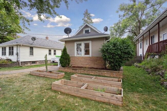 Building Photo - 2107 Schlimgen Ave