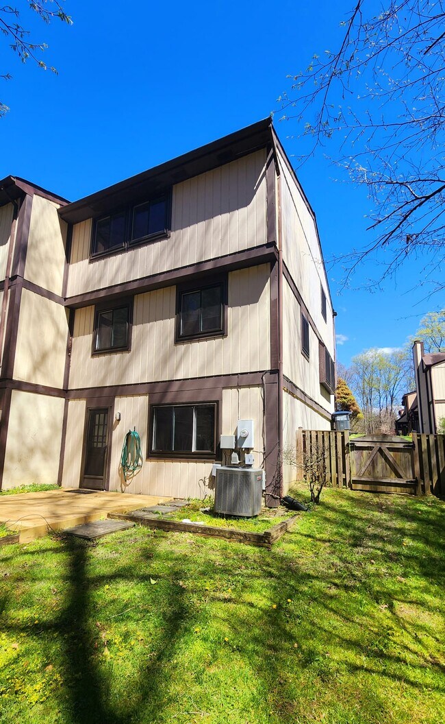 Foto del edificio - 5880 Jackson Oak Ct