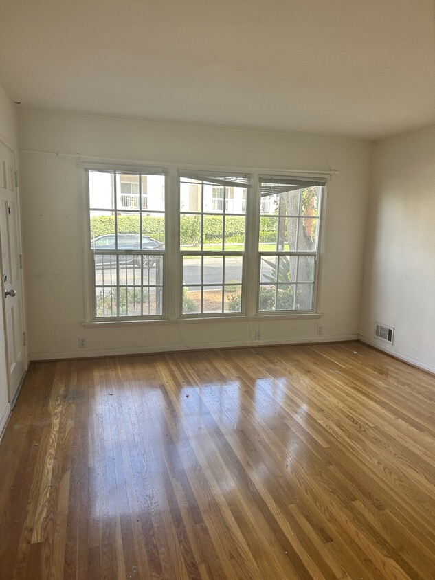 Living room - 4303 Beverly Glen Blvd