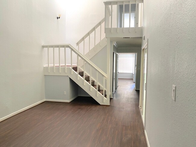 Building Photo - FRESHLY UPDATED TOWNHOME FOR SALE