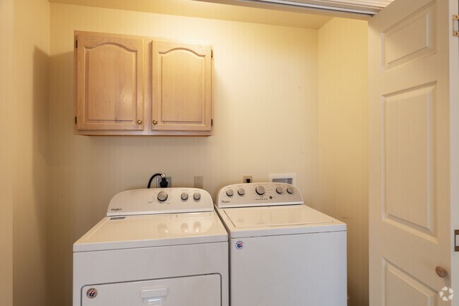 2 habitaciones, 1 baño - 838 pies cuadrados - Lavandería - Serafini Village