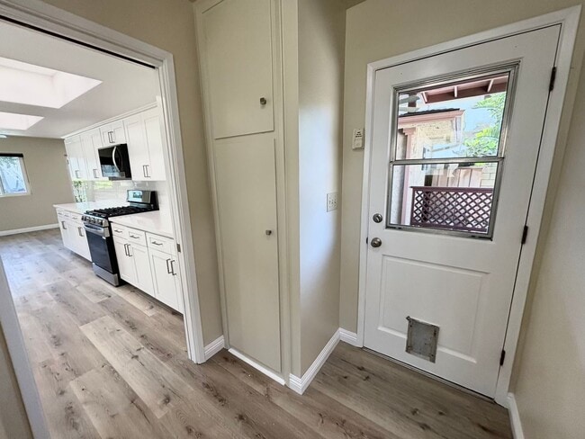 Building Photo - Clean and upgraded 2 Bedroom home in Los Alamitos