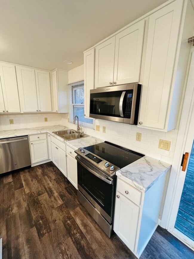 Foto del edificio - Beautifully updated 3 bedroom 2 bath duplex