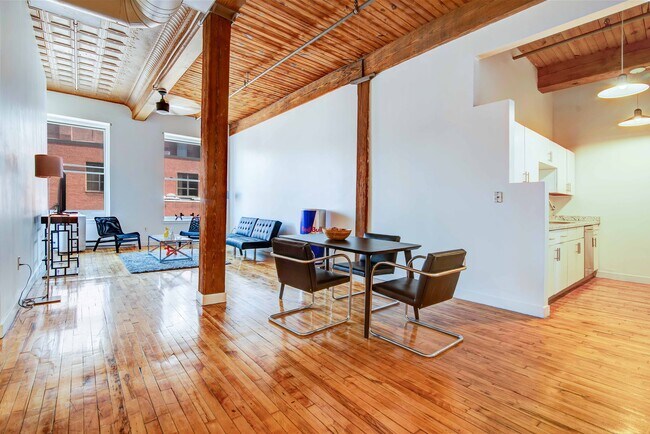 Building Photo - 158 Chestnut St