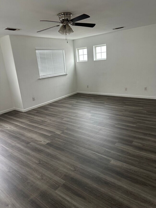 Building Photo - Large Merced Home!