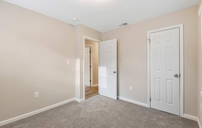 Foto del edificio - 823 Dedmon Dr