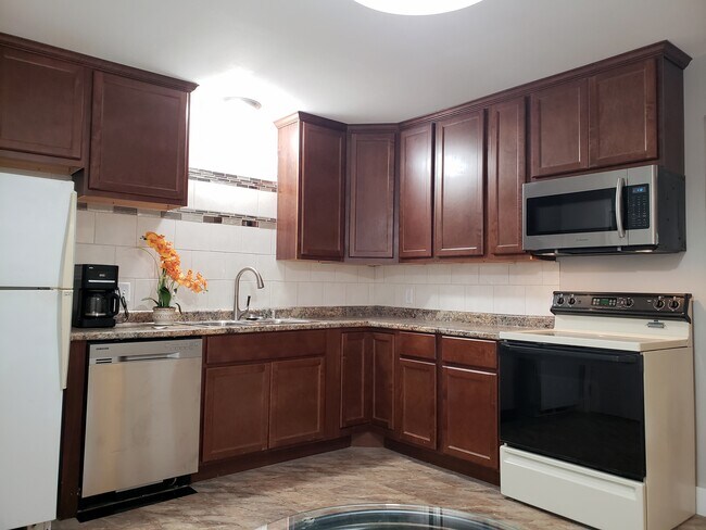 Foto del edificio - 5825 Balsam Rd