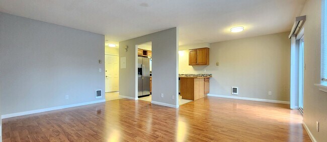 Building Photo - Everett Townhome / 2 Bedroom  / 2.5 Baths