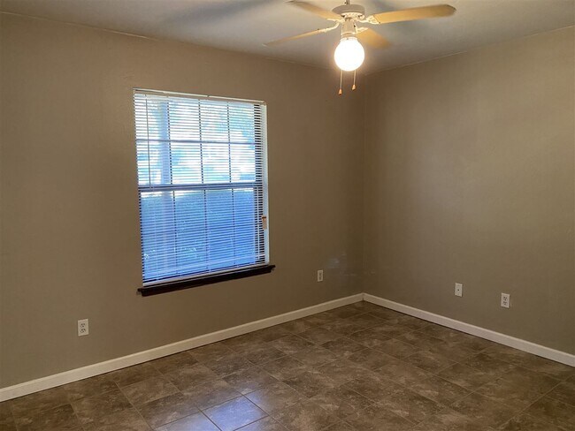 Building Photo - 2233 Mandrell Ct