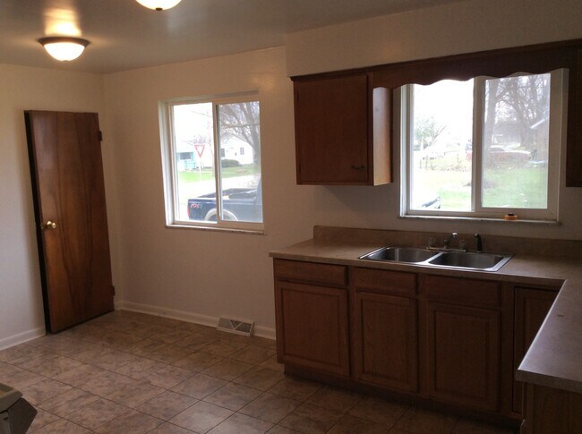 Foto del edificio - Spacious 3 bedroom ranch on a full dry bas...